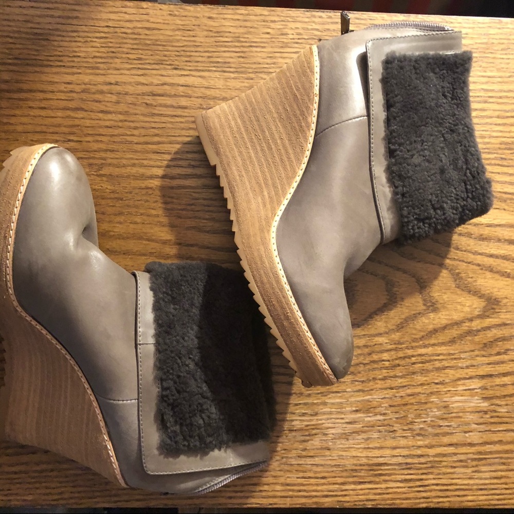Size 7 fur trimmed Lubeca booties
